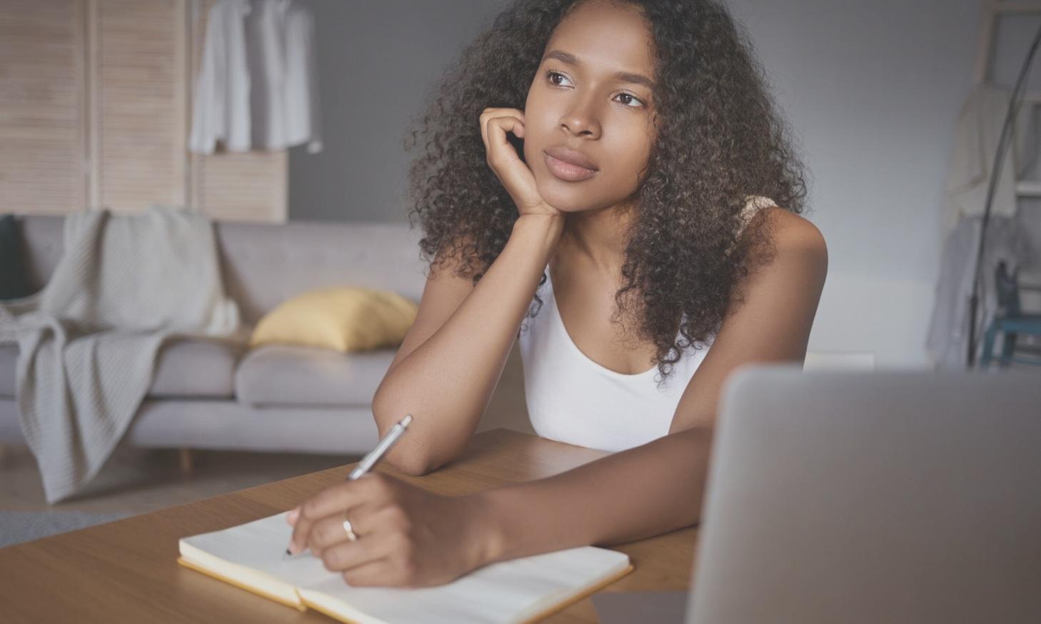 Sesión de trabajo del equipo gravenorix preparando materiales educativos sobre finanzas personales