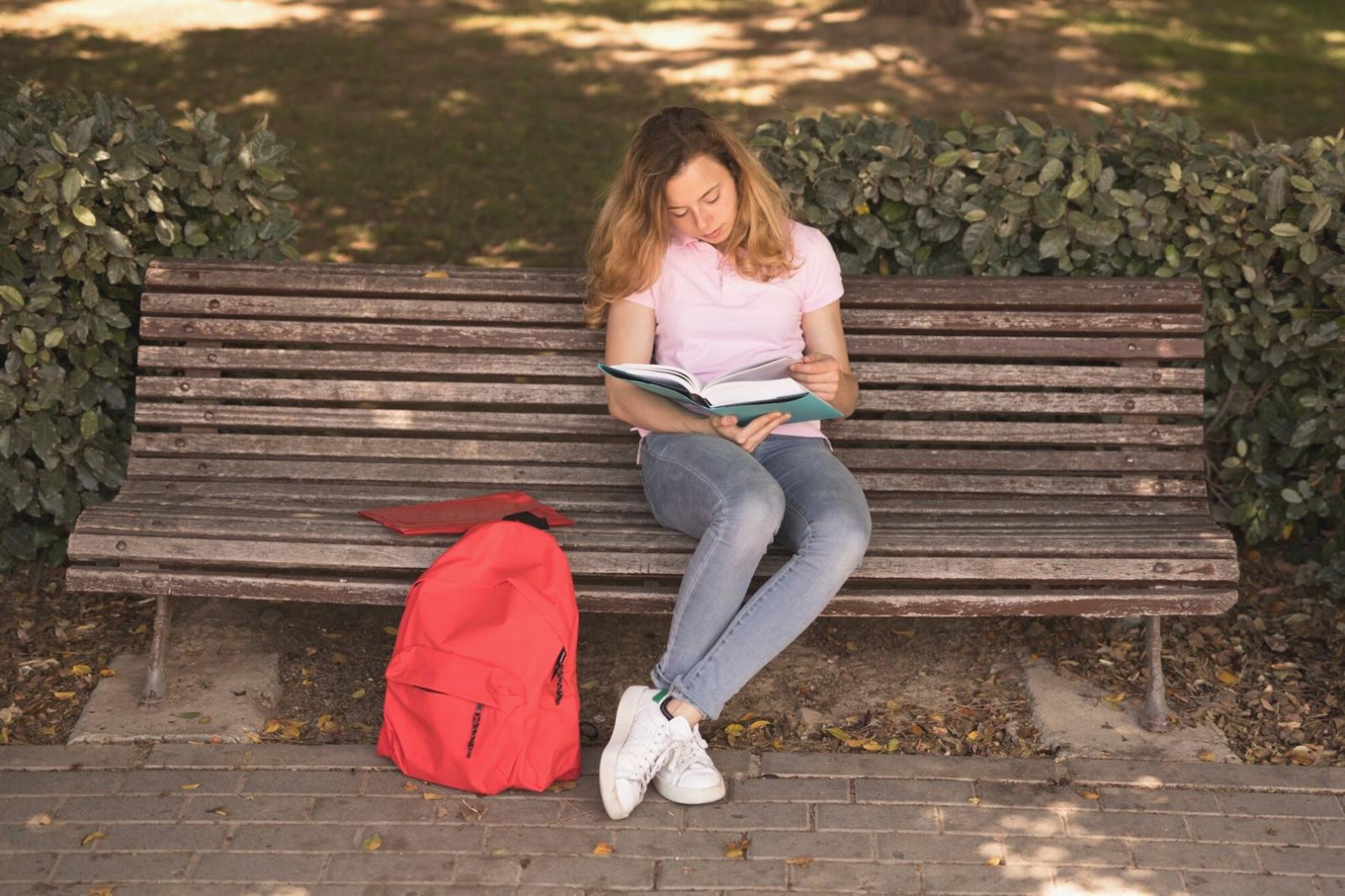 Estudiantes aplicando conocimientos financieros en ejercicios prácticos