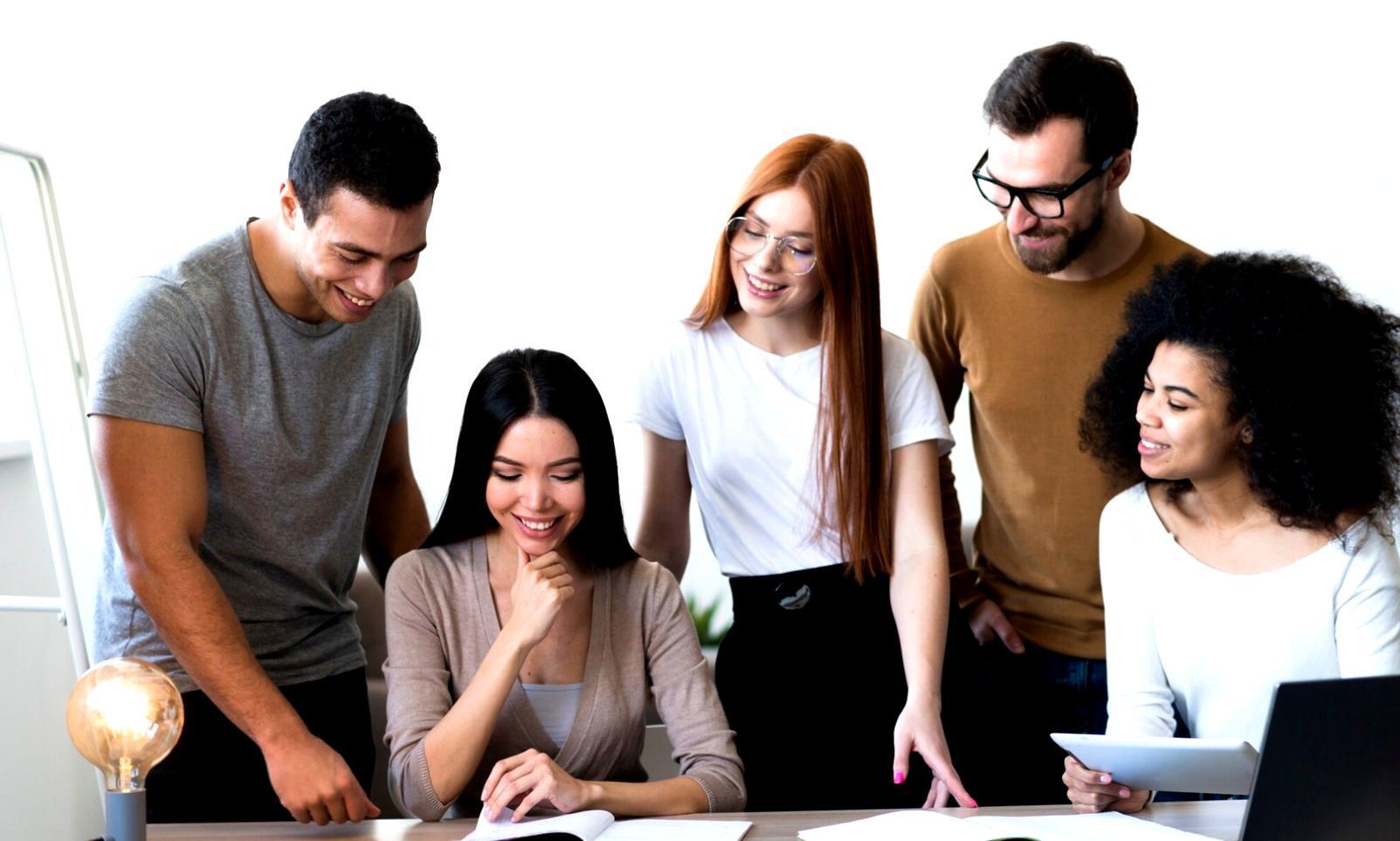 Persona analizando documentos financieros en un espacio de trabajo ordenado