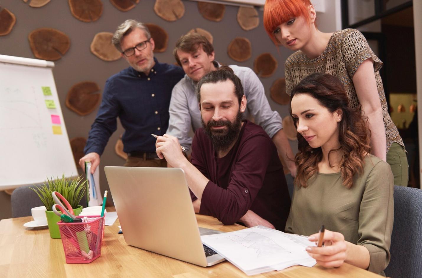 Sesión de formación financiera con material educativo y documentos de análisis