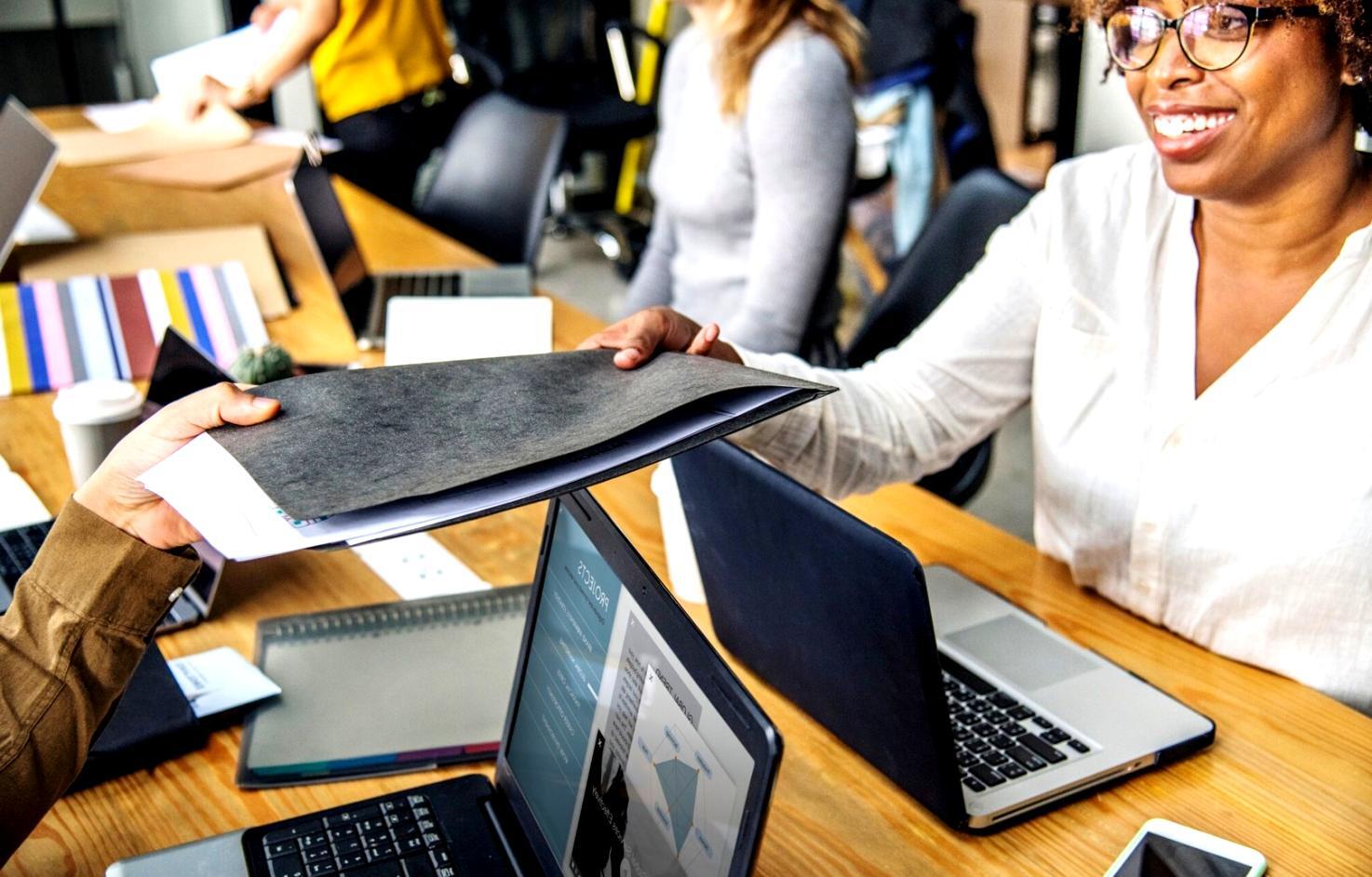 Entorno de aprendizaje financiero con materiales educativos y herramientas prácticas